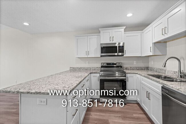 Building Photo - Fresh 3 Bedroom, 2 Bathroom Half Duplex