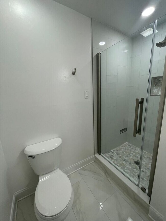 Building Photo - Beautiful 3-bedroom, 2.5 bath townhome in the highly desirable Governors Square subdivision.