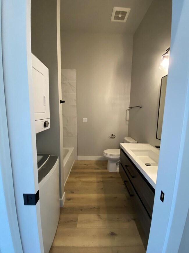 Building Photo - Stylish 1BD Condo with Modern Finishes