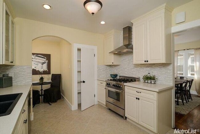 Building Photo - Stylishly Updated 2 Bed Home in Prime Midt...