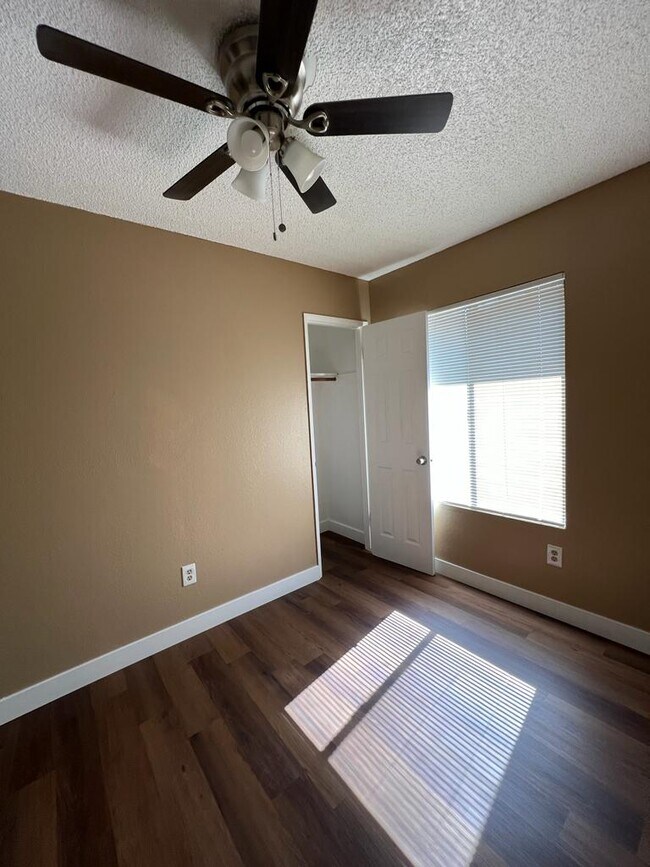 Building Photo - 4301 Isla Verde St