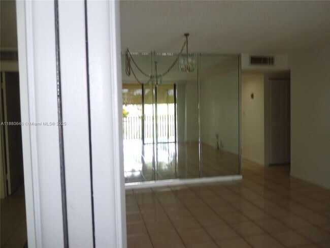 Building Photo - 14211 N Kendall Dr