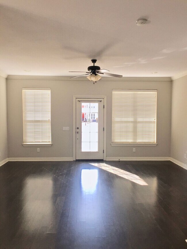 Building Photo - 3 Miles From the UofA!! Beautiful 3 Bedroo...