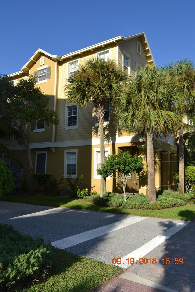 Building Photo - 107 W Pigeon Plum Dr