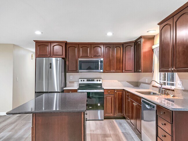 Building Photo - Coming soon! Remodeled 3-bdr/2-bath Overlook ranch w/ fireplace, excellent location