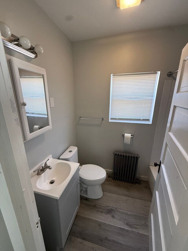 Building Photo - 519 Roup St