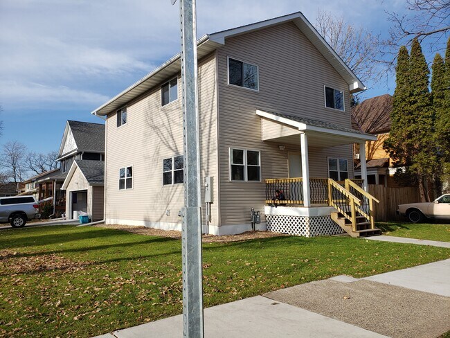 Building Photo - 903 Burr St