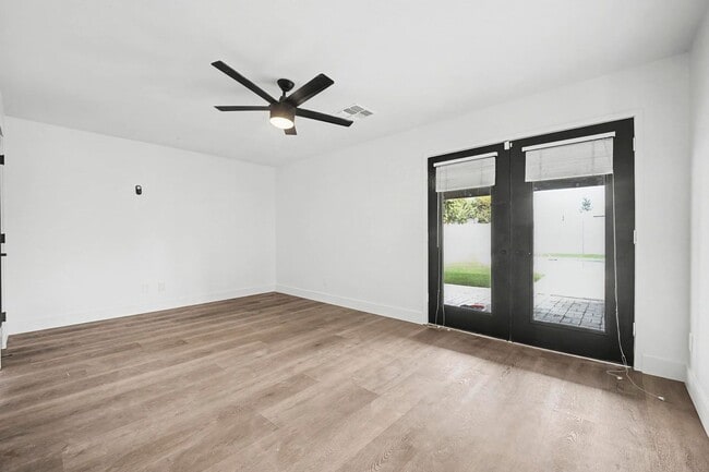 Building Photo - Tempe 5 bedroom 3 bath with pool and HUGE yard