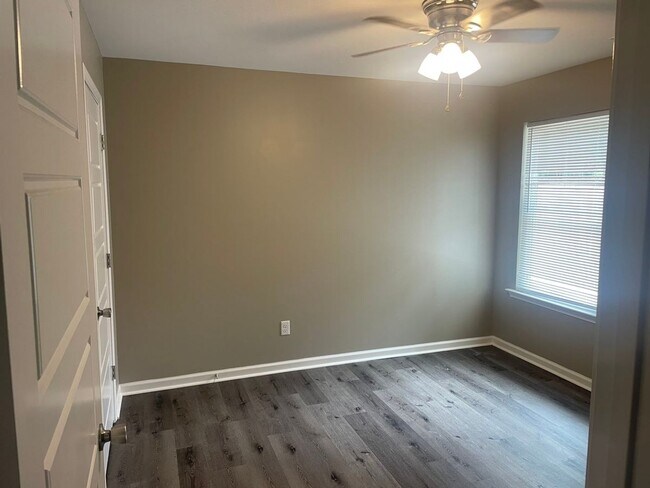 Building Photo - Move-in Special! 1/2 off first month's rent!