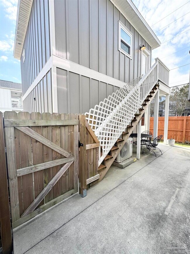 Building Photo - 1191 W Romana St