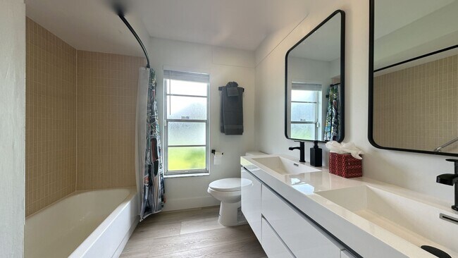 Building Photo - 2780 Landmark Dr