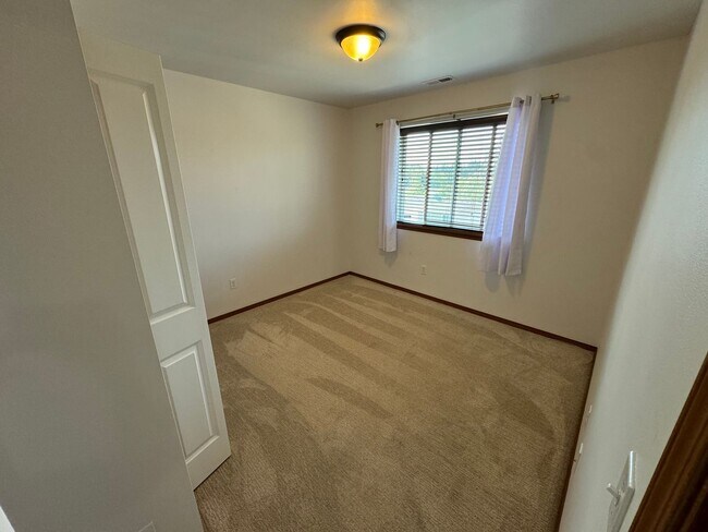 Building Photo - Spacious 3 bed 2.5 Bath Townhome One months free rent!