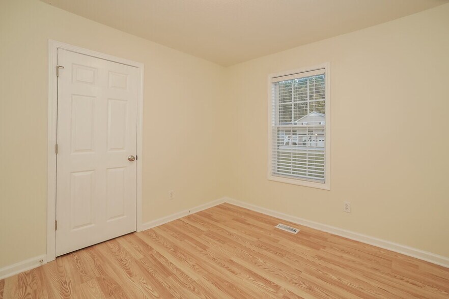 Building Photo - 757 Newport Dr