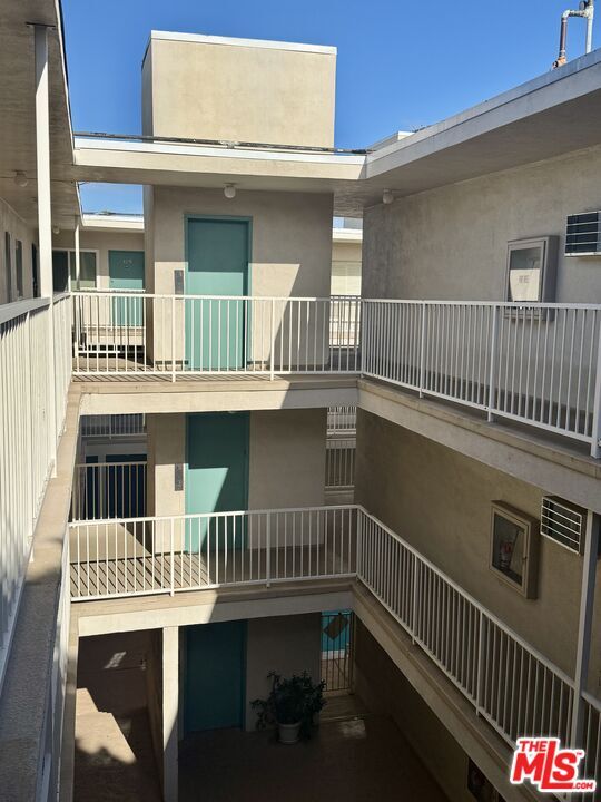 Building Photo - 5320 Zelzah Ave