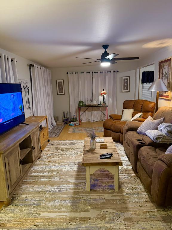 Building Photo - 1219 Thomas Dr