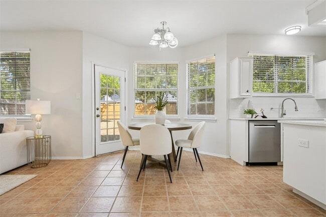 Building Photo - 1110 Blue Fox Dr