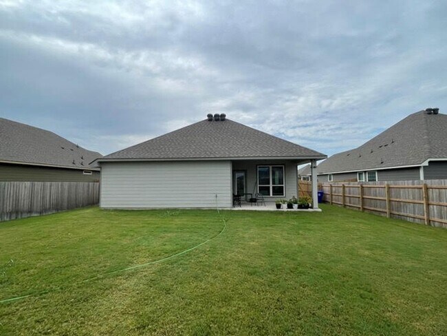 Building Photo - Nearly New 3-Bedroom Home in Hewitt, TX – Modern Living at Its Best