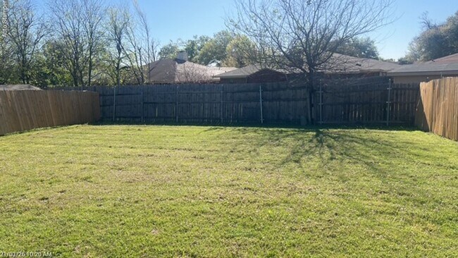 Building Photo - 7221 W Cleburne Rd