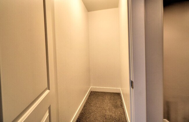 Building Photo - 3 bed 2.5 bath townhome in Salem