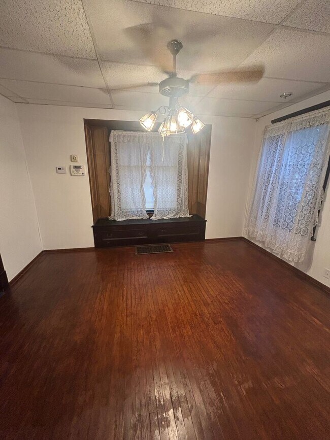 Building Photo - Charming 3-Bedroom Property in Prime Location