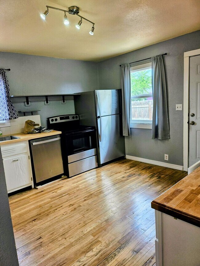 Building Photo - ALL PROSPECTIVE TENANTS MUST SUBMIT A $58 ...