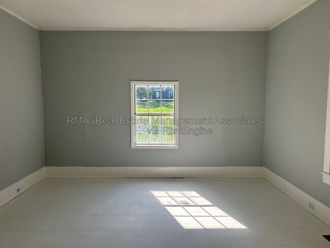 Building Photo - 821 Williams St