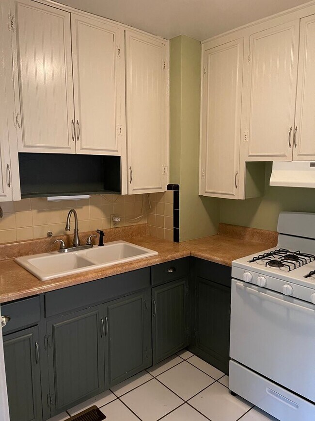 Building Photo - Charming 2 bed 1 bath home