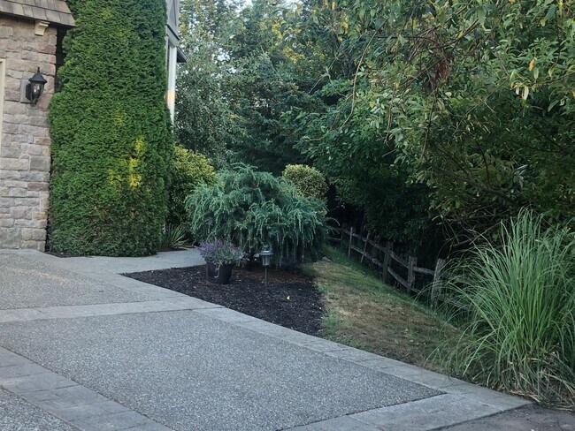 Building Photo - Move in Special for 4 Bedroom Easthill 2 s...