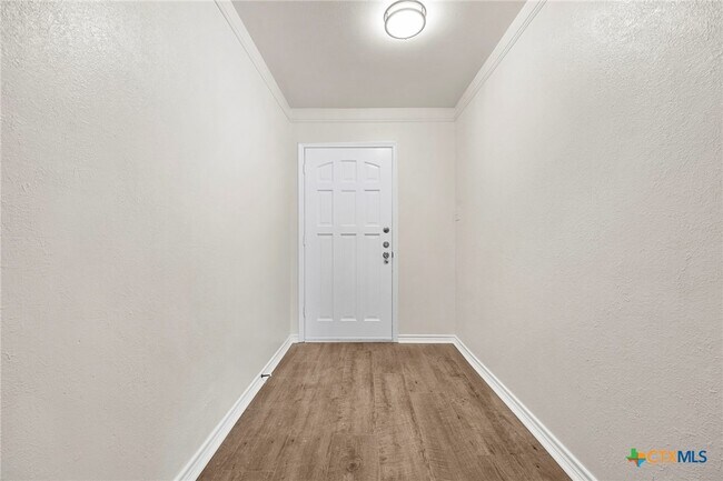 Building Photo - 3017 Oaklawn Dr