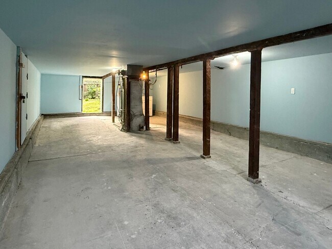 Building Photo - Cozy 2+bdrm/1 bath home w/a huge basement, washer/dryer, & off street pkg, space in the heart of ...