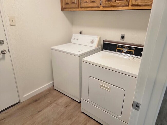 Building Photo - 10403 Pinehurst Dr