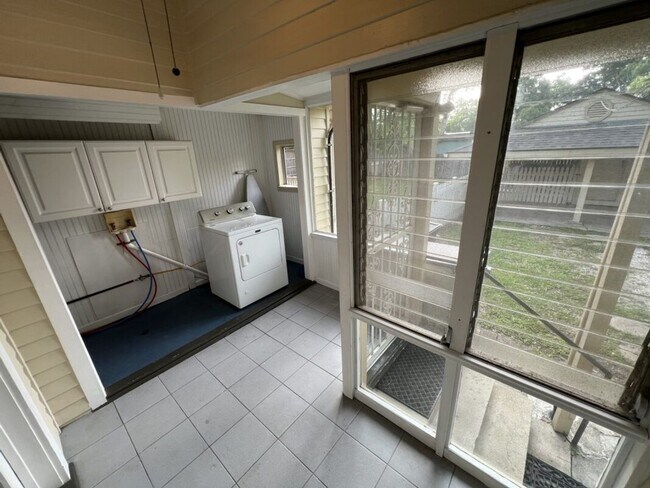 Building Photo - Charming 3 Bedroom Home Near LSU, University Lakes & Parade Routes!