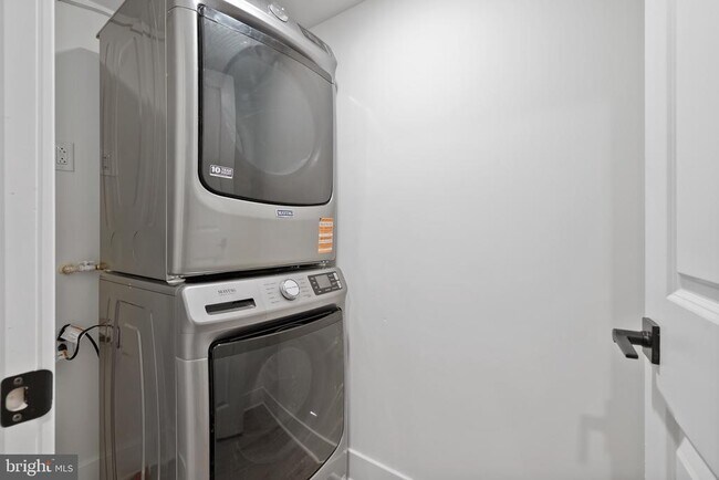 Building Photo - 408 N Front St