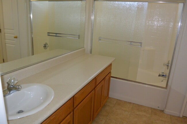 Building Photo - 3 Bedroom 2 Bathroom Home in SW Visalia! Close to Shopping and Restaurants!