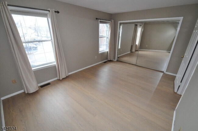 Building Photo - 352 Greenbriar Dr