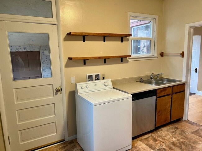 Building Photo - Charming 2 Bed 1 Bath Duplex Located in the Mansion District!