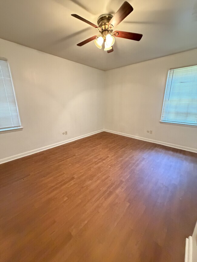 Building Photo - 520 Mimosa Pl