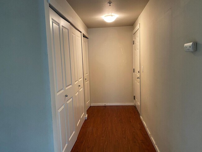 Building Photo - $2500-3Beds 2BA W/D 2 reserved parking, po...