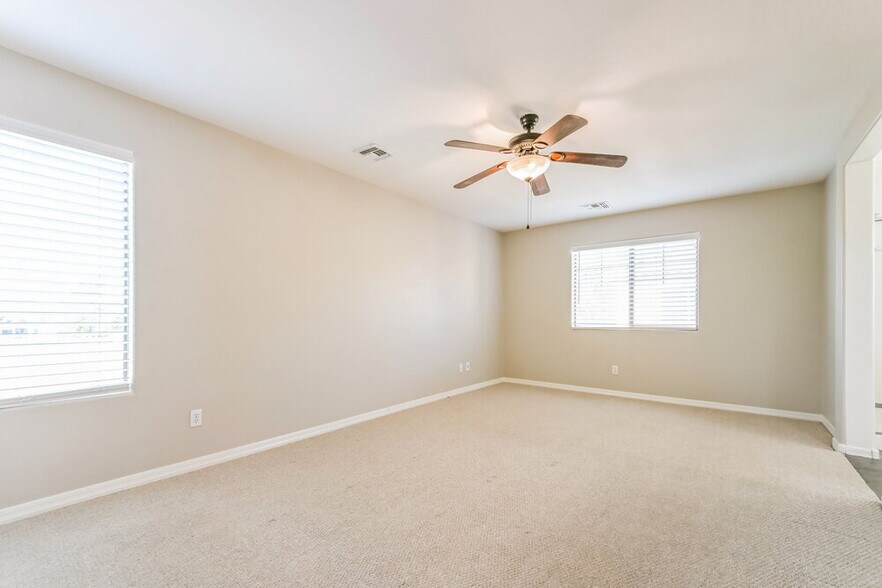 Building Photo - 126 E Catclaw St