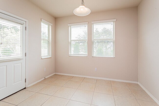 Building Photo - 3 Bedrooms, 2.5 Bathrooms – Stylish and Co...