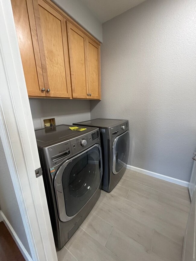 Building Photo - Luxurious 4 Bedroom 2.5 Bath Home.