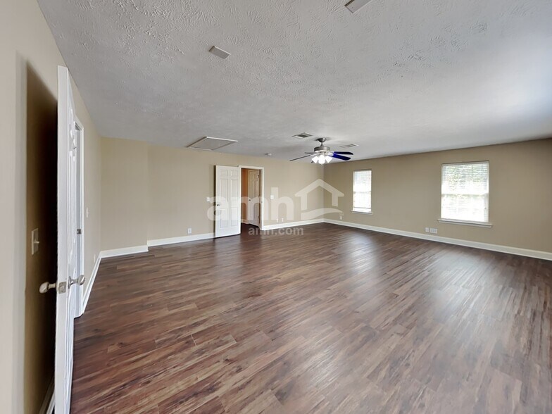 Building Photo - 347 Titans Cir