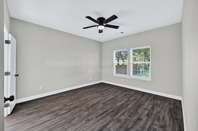 Building Photo - 320 W Bond St