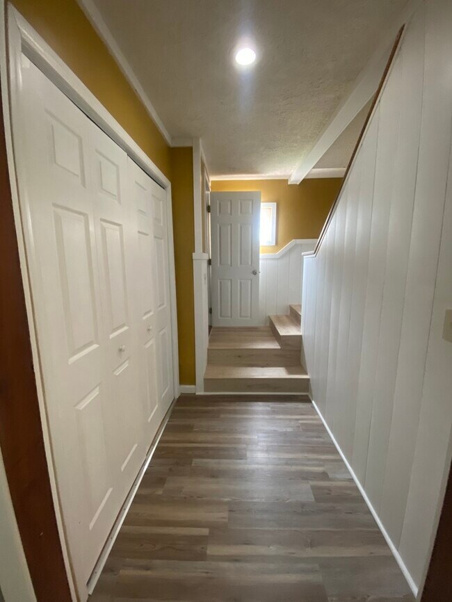Building Photo - Beautiful 4 bedroom 1.5 bath located in th...