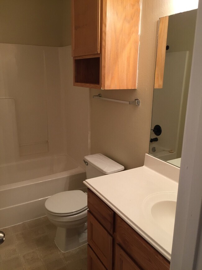 Building Photo - College Station. - 3 bedroom/3 bath Duplex, fenced in back yard, ready for an August 2026 move in.