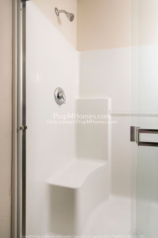 ThreeBedroom Townhome Spacious, Modern L... 17335 SE Elias Ct Happy