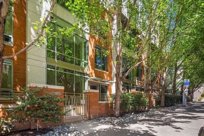 Building Photo - 910 Lenora St