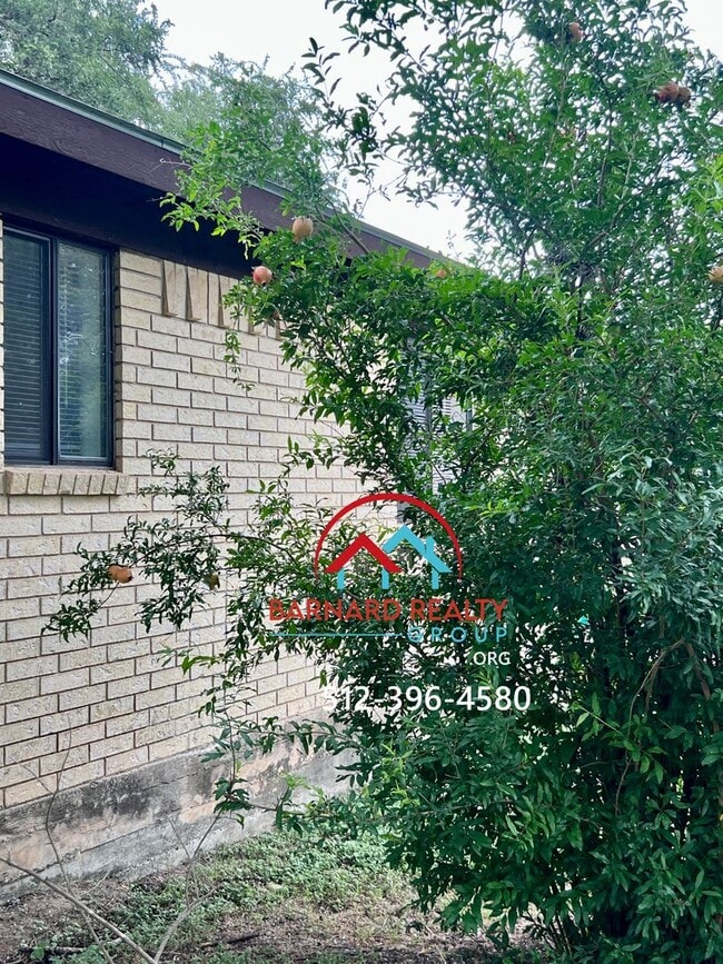 Building Photo - Available Now: 2 bed/1 bath Duplex With Hu...