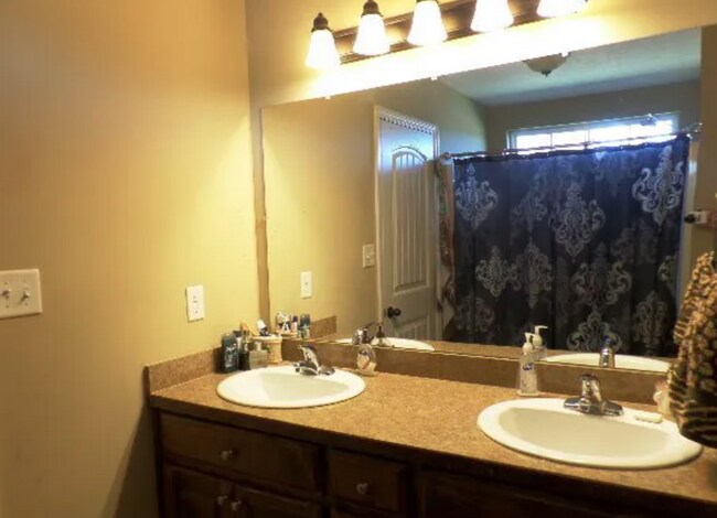 Building Photo - Charming 3BR Home with Open Floor Plan, Screened Porch & Covered Front Porch in Lakeland