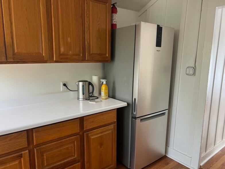 Refrig with ice maker - 539 Brooks Ave